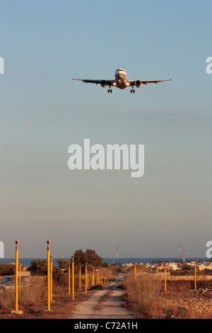 Vorderansicht des Airbus A319 Passenger Jet Flugzeug auf dem Flug weg für die Landung