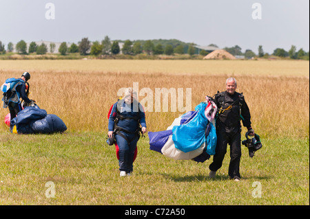 Fallschirmspringer Fuß zurück nach der Landung am Ellough Flugplatz in der Nähe von Beccles in Suffolk, England, Großbritannien, Vereinigtes Königreich Stockfoto