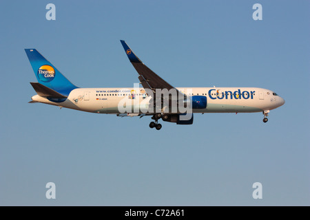 Condor Flugdienst Boeing 767-300ER Passagierjet bei der Ankunft vor einem strahlend blauen Himmel Stockfoto