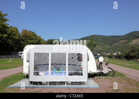 Trailer auf dem Campingplatz in Deutschland Stockfoto