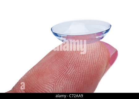 Frau hält eine Kontaktlinse zum Zeitpunkt ihrer finger Stockfoto