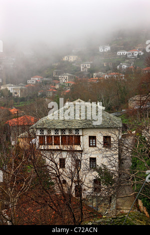 Typische Pelian Architektur von Aghios Georgios Nileias Dorf, Pelion Mountain, Magnisia, Thessalien, Griechenland Stockfoto
