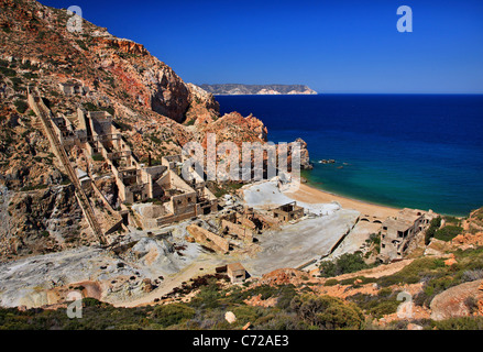 Die verlassenen Schwefel-Minen und dem schönen Strand mit Unterwasser Thermalquellen in Insel Milos, Kykladen, Griechenland. Stockfoto