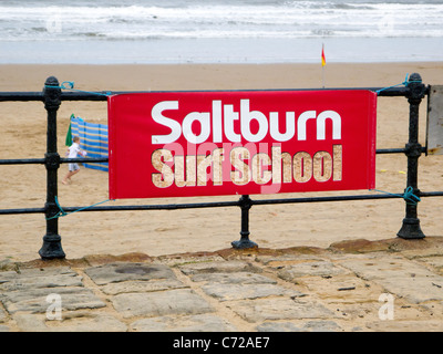 Zeichen für Saltburn-Surf-Schule auf der Promenade-Geländer Stockfoto