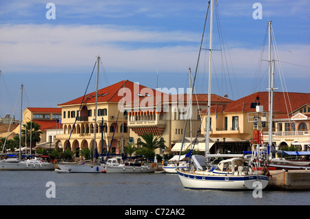 Eingeschränkte Sicht auf die Promenade der Stadt Preveza, am Ambrakischen Golf. Epirus, Griechenland. Stockfoto