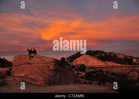 Touristen, die den Sonnenuntergang vom Windy Point im Santa Catalina Mountains, Coronado National Forest, Tucson, Arizona, USA. Stockfoto