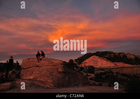 Touristen, die den Sonnenuntergang vom Windy Point im Santa Catalina Mountains, Coronado National Forest, Tucson, Arizona, USA. Stockfoto