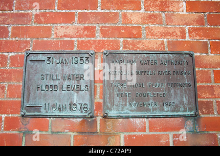 Überschwemmungen markiert auf Küstenschutzes im nächsten Brunnen das Meer in Norfolk, England. Stockfoto