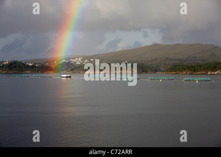 Ein Regenbogen am Himmel über einer norwegischen Fischzucht in der Nähe von Bergen, Norwegen. Stockfoto