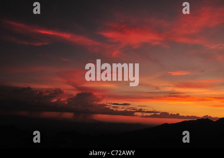 Ein Monsun Dusche am Sonnenuntergang gesehen von Windy Point, Mount Lemmon, Coronado National Forest, Sonora-Wüste, Tucson, Arizona, USA. Stockfoto