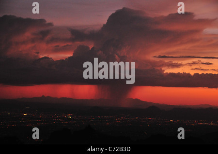 Ein Monsun Dusche am Sonnenuntergang gesehen von Windy Point, Mount Lemmon, Coronado National Forest, Sonora-Wüste, Tucson, Arizona, USA. Stockfoto