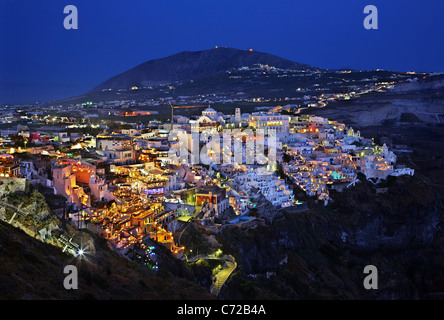 Nachtansicht von Fira Dorf, der "Hauptstadt" der Insel Santorini, schwebt über der Caldera. Kykladen, Griechenland Stockfoto