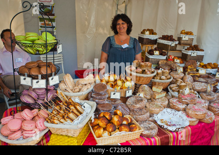 Paris, Frankreich, Portrait, Frau, lokaler Anbieter French Food Festival, St. Pourcinois', französische lokale Spezialitäten Gebäck, auf Verkauf, Boulangerie Patisserie in frankreich, Ausstellung Stockfoto