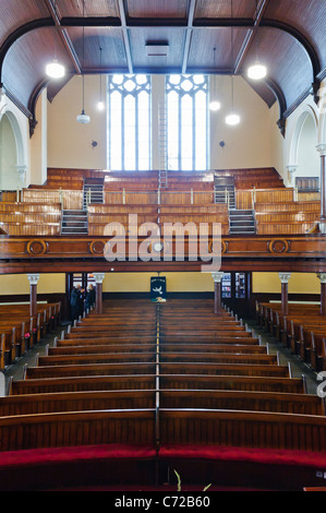 Bänke in einer presbyterianischen Kirche mit Balkon im Obergeschoss Stockfoto