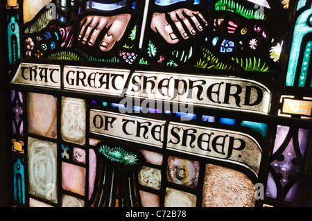 Glasfenster in der Kirche zeigt Jesus hält ein Lamm und dargestellt als ein Hirte Stockfoto