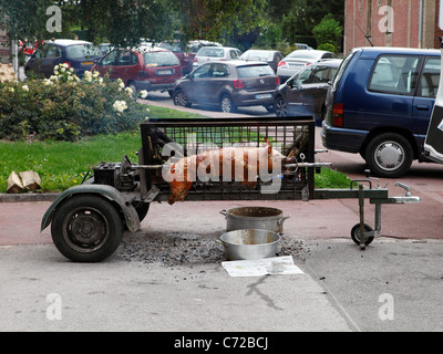 Braten in die Straße Schweine Braten auf einem offenen Spindel Grill Spieß Stockfoto