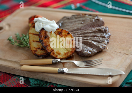 Flanke Steak mit Ofenkartoffel Stockfoto