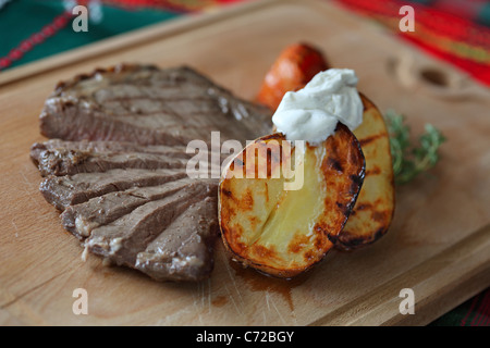 Flanke Steak mit Ofenkartoffel Stockfoto