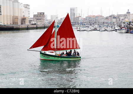 Traditionellen französischen Fischerboot, jetzt als ein Sportboot für Tagesausflüge verwendet wird. Sables d ' Olonne, Vendee, Frankreich Stockfoto