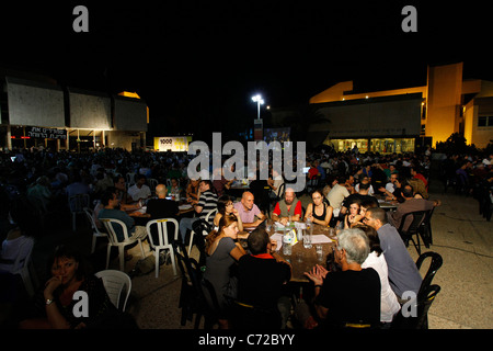 Israelis versammelten sich um Runde Tische in Tel Aviv in der Öffentlichkeit eine Reihe von sozialen Problemen bringen kann Stockfoto