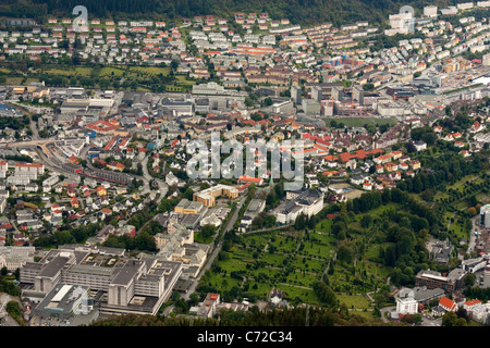 Blick über Bergen, Norwegen von Pendelbahn. Haukeland University Hospital, vorne Stockfoto