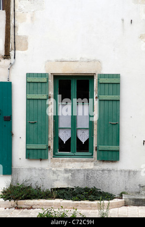 Straßenszene mit grünen Fensterläden Französisch Stockfoto