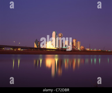 Stadt in der Abenddämmerung, Dallas, Texas, Vereinigte Staaten von Amerika Stockfoto