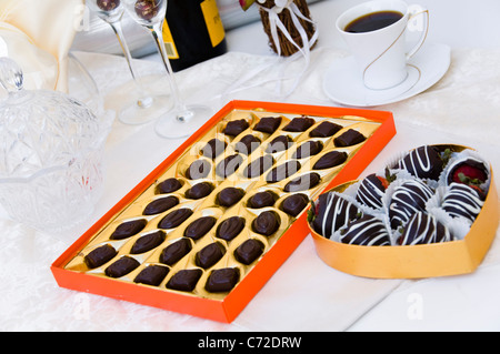 Schokolade und mit Schokolade überzogene Erdbeeren Stockfoto