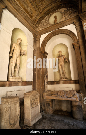 Italien, Rom, Palazzo Massimo alle Colonne, Innenhof, antike römische Statuen Stockfoto