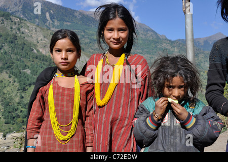 Sunuwar Mädchen im Dorf Danda Phaya. Stockfoto