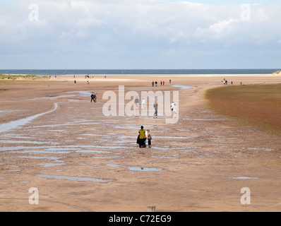 Menschen zu Fuß auf Holkham Beach-Norfolk UK Stockfoto