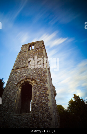 Die zerstörten Turm von Str. Marys Kirche am Great Melton in Norfolk, England. Stockfoto