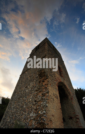 Die zerstörten Turm von Str. Marys Kirche am Great Melton in Norfolk, England. Stockfoto