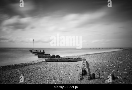 Hölzernen Wellenbrecher Heacham Beach an der Küste von Norfolk. Stockfoto