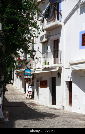 Typische Straße in der befestigten Dalt Vila, Ibiza, Spanien Stockfoto