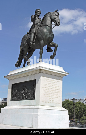 Eine Statue von König Henry IV zu Pferd auf der Pont Neuf in Paris, Frankreich. Stockfoto