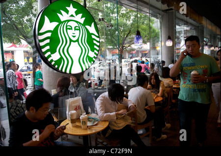 Ein Starbucks-Café in der Innenstadt von Peking, China. 11 Sep 2011 Stockfoto