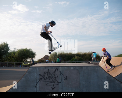 Junge Menschen auf Fahrrädern und Scoooters im Meer Skatepark in Eastbourne, East Sussex Stockfoto