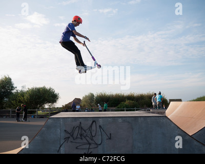 Junge Menschen auf Fahrrädern und Scoooters im Meer Skatepark in Eastbourne, East Sussex Stockfoto