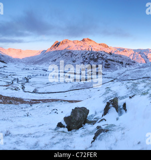 Dawn rosa Winter Sonnenlicht fangen die Langdale Pikes im englischen Lake District, Cumbria, England. Quadratisches Format Bild. Stockfoto