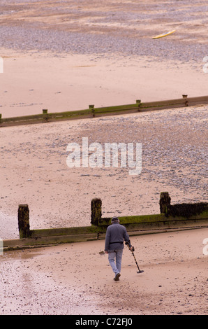 Ein Mann sucht den Strand von Cromer Norfolk mit Metall detecor Stockfoto