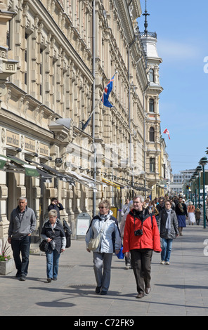 Menschen Schaufensterbummel vorbei an Geschäften entlang Pohjoisesplanadi in Helsinki, Finnland Stockfoto