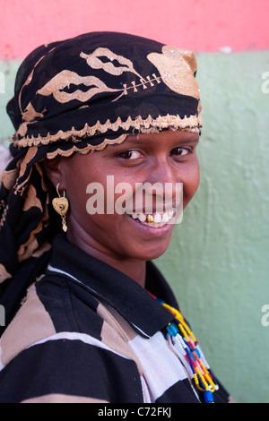 Porträt von einem lokalen Tribeswoman bei Gidir Magala, Markt in der ummauerten Stadt Harar in Ost-Äthiopien, Afrika. Stockfoto