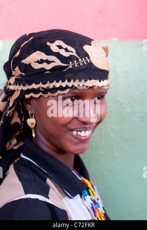 Porträt von einem lokalen Tribeswoman bei Gidir Magala, Markt in der ummauerten Stadt Harar in Ost-Äthiopien, Afrika. Stockfoto