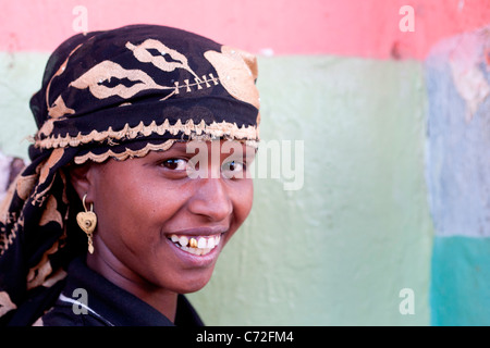 Porträt von einem lokalen Tribeswoman bei Gidir Magala, Markt in der ummauerten Stadt Harar in Ost-Äthiopien, Afrika. Stockfoto