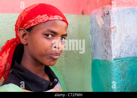 Porträt von einem lokalen Tribeswoman bei Gidir Magala, Markt in der ummauerten Stadt Harar in Ost-Äthiopien, Afrika. Stockfoto