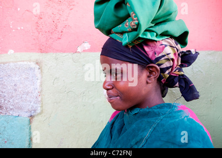 Porträt von einem lokalen Tribeswoman bei Gidir Magala, Markt in der ummauerten Stadt Harar in Ost-Äthiopien, Afrika. Stockfoto