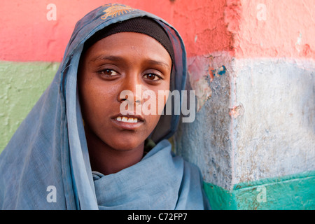 Porträt von einem lokalen Tribeswoman bei Gidir Magala, Markt in der ummauerten Stadt Harar in Ost-Äthiopien, Afrika. Stockfoto