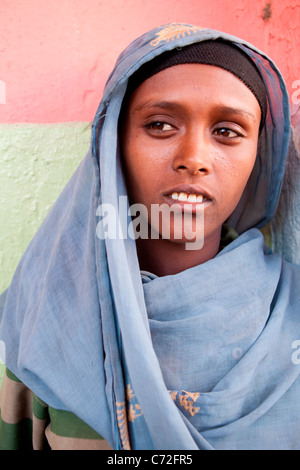 Porträt von einem lokalen Tribeswoman bei Gidir Magala, Markt in der ummauerten Stadt Harar in Ost-Äthiopien, Afrika. Stockfoto