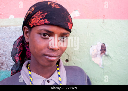 Porträt von einem lokalen Tribeswoman bei Gidir Magala, Markt in der ummauerten Stadt Harar in Ost-Äthiopien, Afrika. Stockfoto